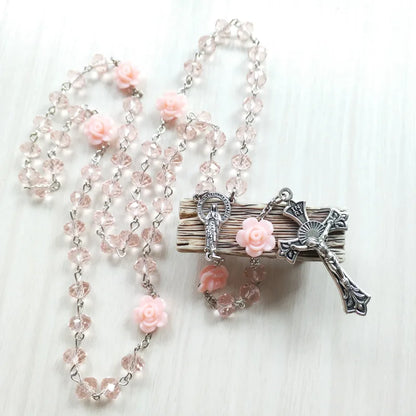 QIGO Collar de rosario de cristal de rosa rosa, colgante de cruz vintage católico, collar largo, joyería religiosa