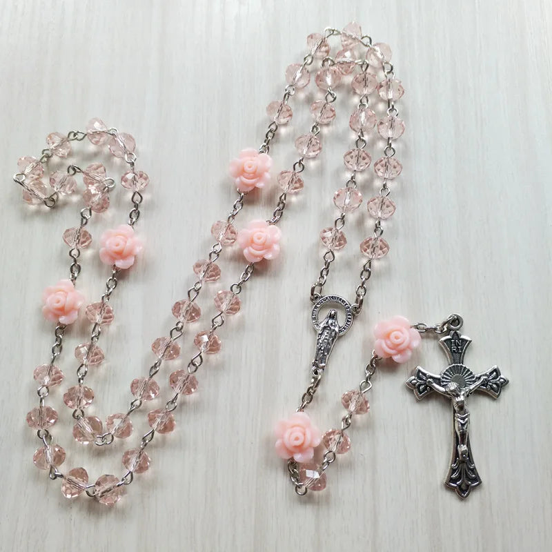 QIGO Collar de rosario de cristal de rosa rosa, colgante de cruz vintage católico, collar largo, joyería religiosa