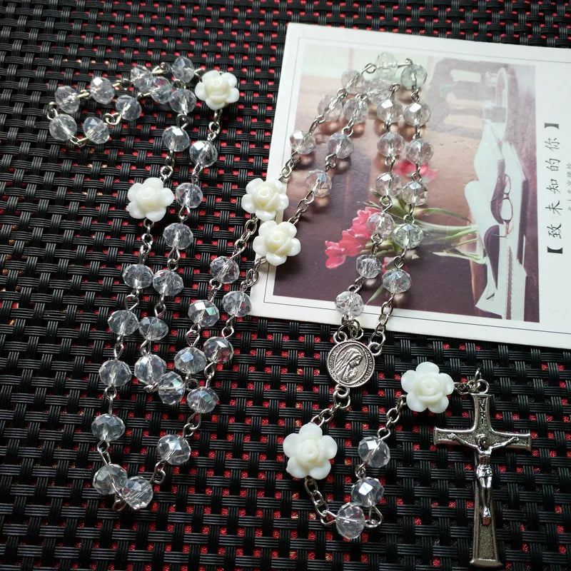 QIGO Collar de rosario de cristal de rosa rosa, colgante de cruz vintage católico, collar largo, joyería religiosa
