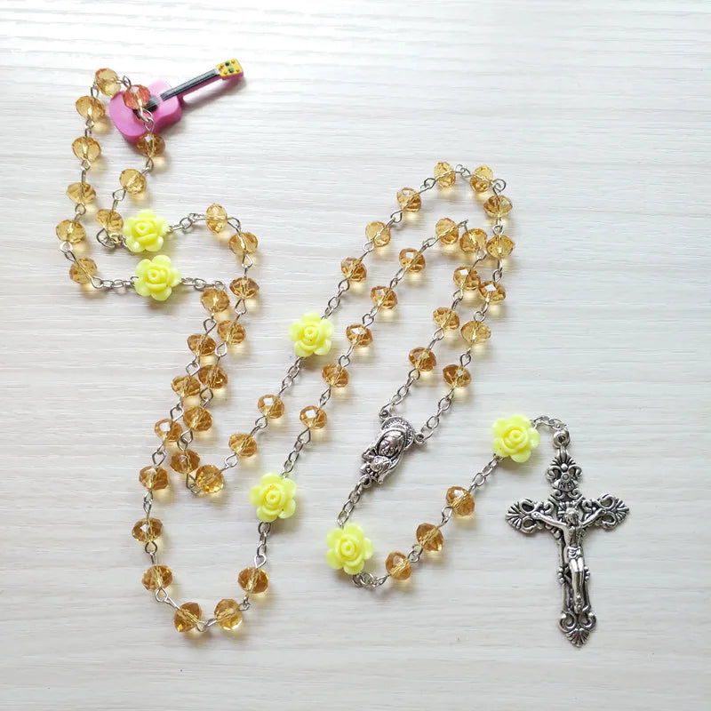 QIGO Collar de rosario de cristal de rosa rosa, colgante de cruz vintage católico, collar largo, joyería religiosa