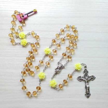 QIGO Collar de rosario de cristal de rosa rosa, colgante de cruz vintage católico, collar largo, joyería religiosa
