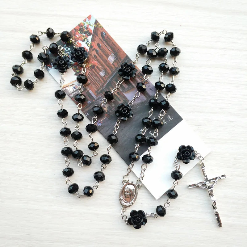 QIGO Collar de rosario de cristal de rosa rosa, colgante de cruz vintage católico, collar largo, joyería religiosa