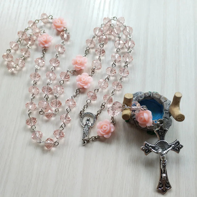QIGO Collar de rosario de cristal de rosa rosa, colgante de cruz vintage católico, collar largo, joyería religiosa