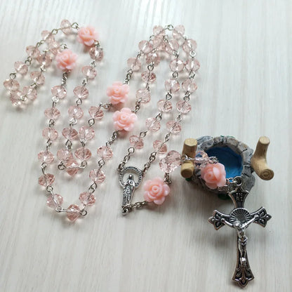 QIGO Collar de rosario de cristal de rosa rosa, colgante de cruz vintage católico, collar largo, joyería religiosa