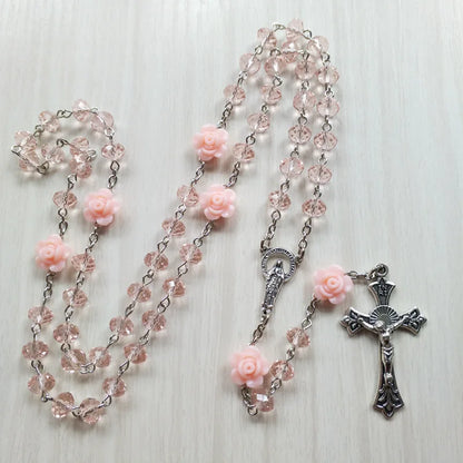 QIGO Collar de rosario de cristal de rosa rosa, colgante de cruz vintage católico, collar largo, joyería religiosa