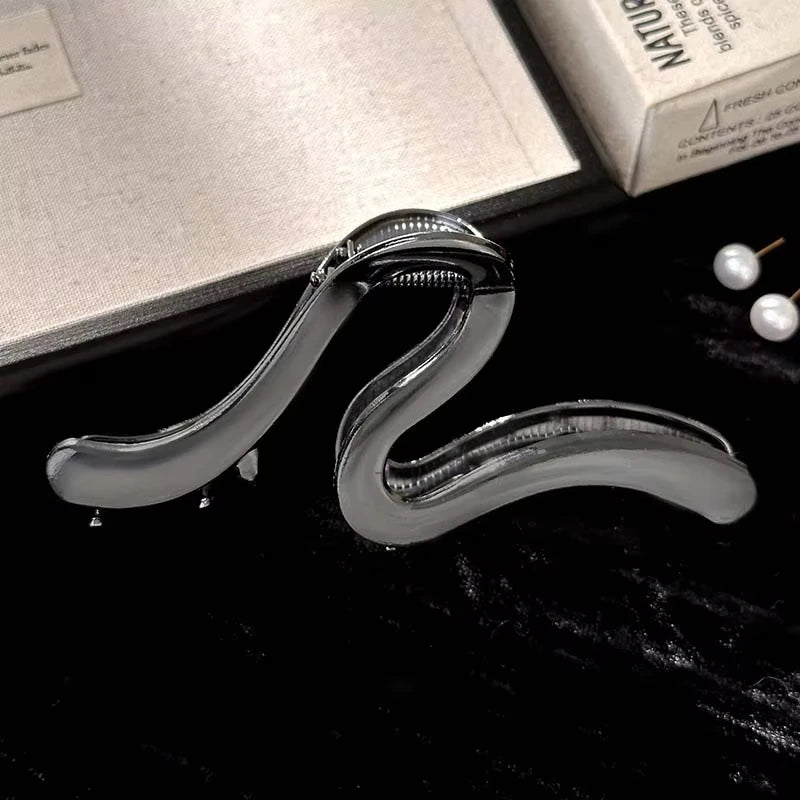 Gothic Spider Shaped Hair Claw Clip for Women Hollow Out Metal Imitation Pearl Shark Clips Charms Cool Girls Hair Accessories M