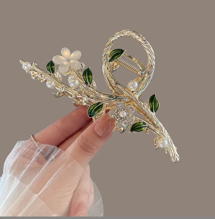 Gothic Spider Shaped Hair Claw Clip for Women Hollow Out Metal Imitation Pearl Shark Clips Charms Cool Girls Hair Accessories M