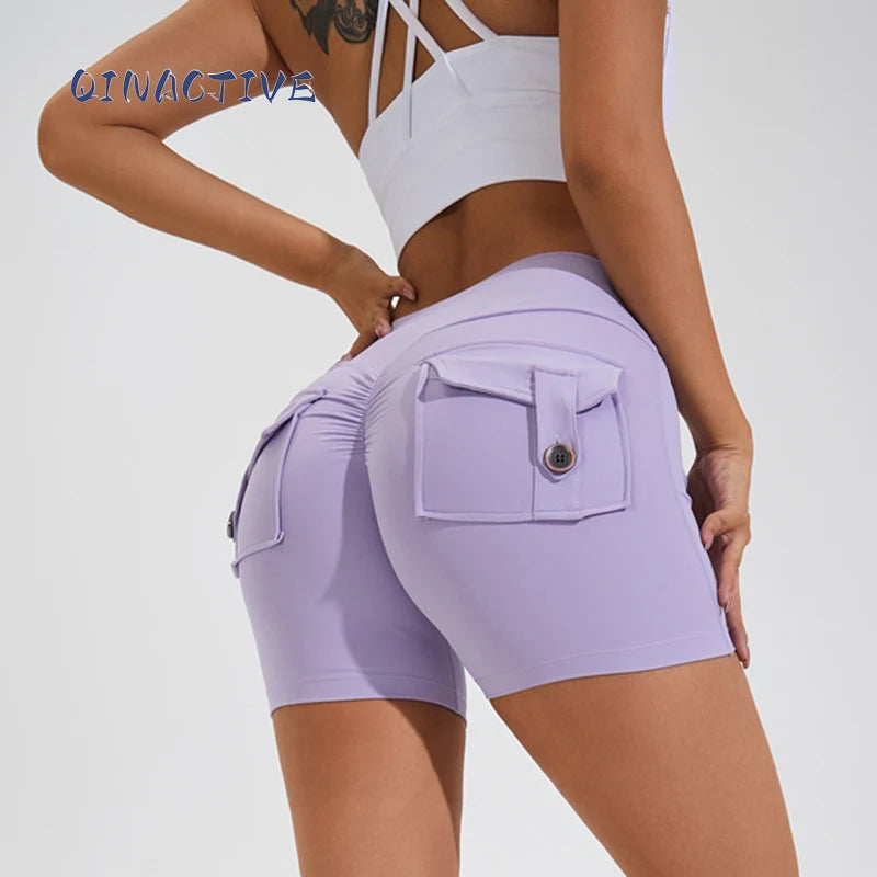 Pantalones Cortos de Yoga QINACTIVE para Mujer con Bolsillos, Fruncidos en los Glúteos, Mallas de Gimnasio de Cintura Alta con Efecto Push Up, Pantalones Cortos Deportivos Sexy para Glúteos, Fitness