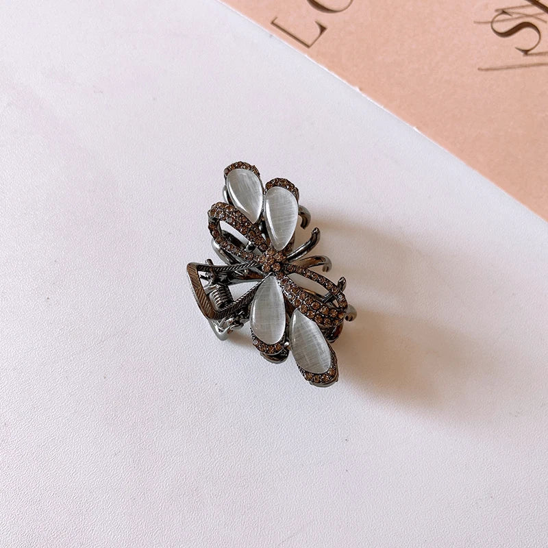 New French Metal Style Imitation Pearl Geometric Mini Cute Hair Claws for Women Temperament Trend Shark Clip Senior Accessories