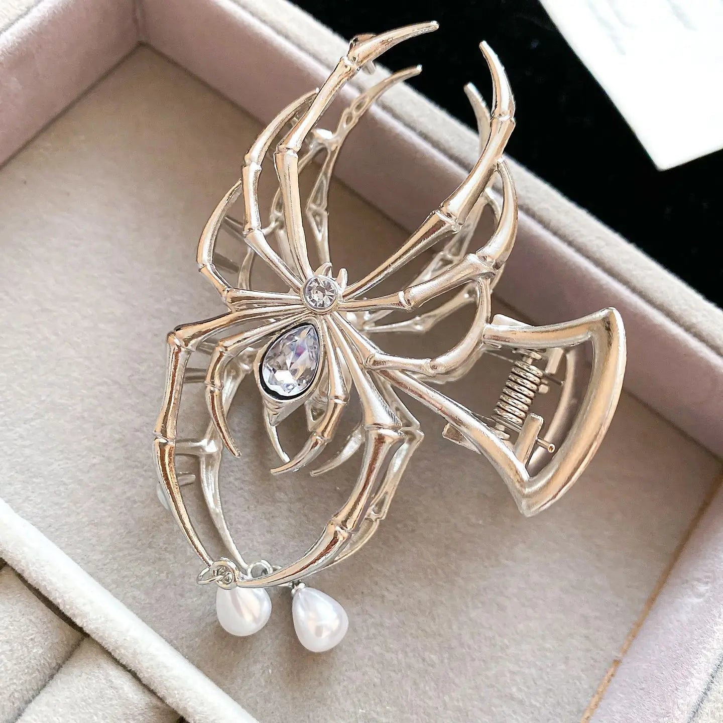 Gothic Spider Shaped Hair Claw Clip for Women Hollow Out Metal Imitation Pearl Shark Clips Charms Cool Girls Hair Accessories M