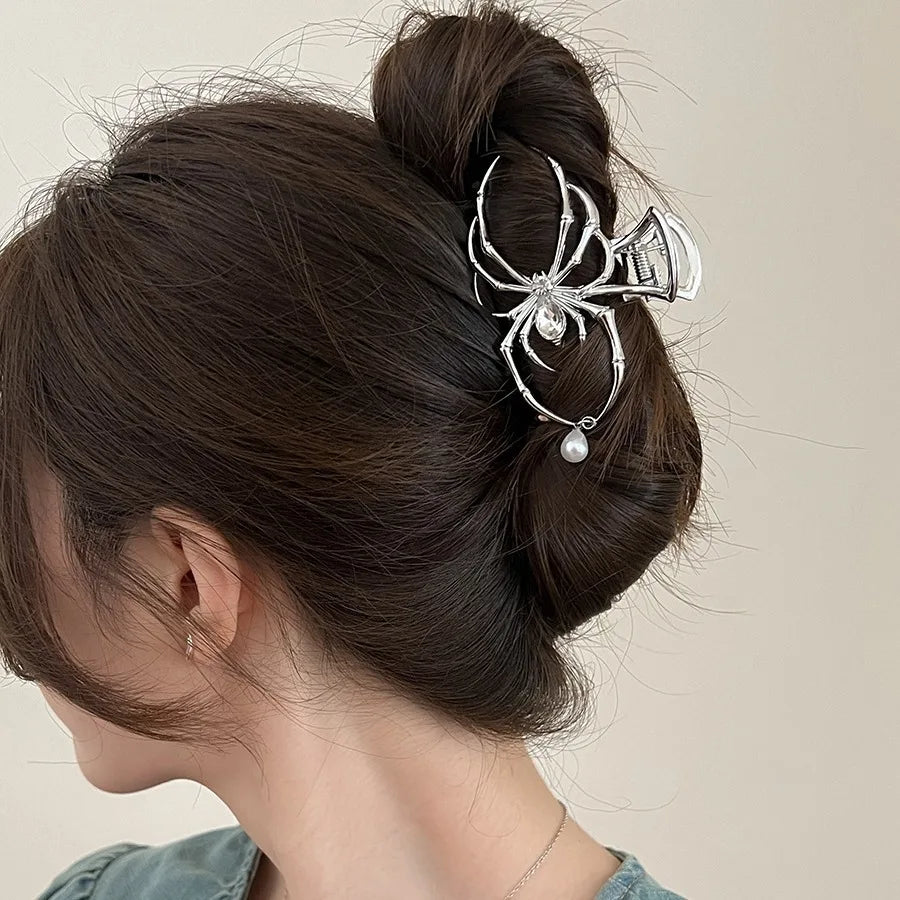 Gothic Spider Shaped Hair Claw Clip for Women Hollow Out Metal Imitation Pearl Shark Clips Charms Cool Girls Hair Accessories M