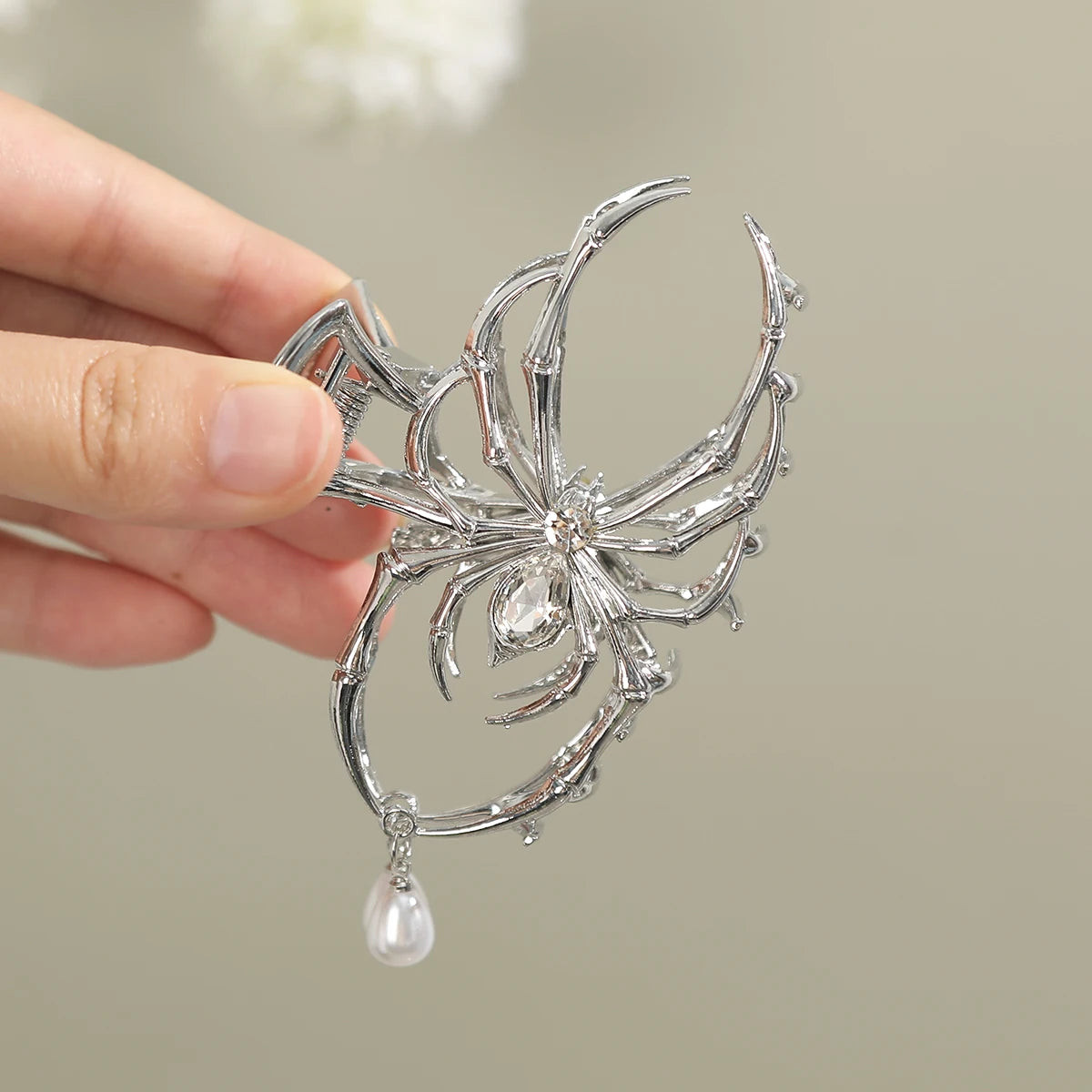 Gothic Spider Shaped Hair Claw Clip for Women Hollow Out Metal Imitation Pearl Shark Clips Charms Cool Girls Hair Accessories M