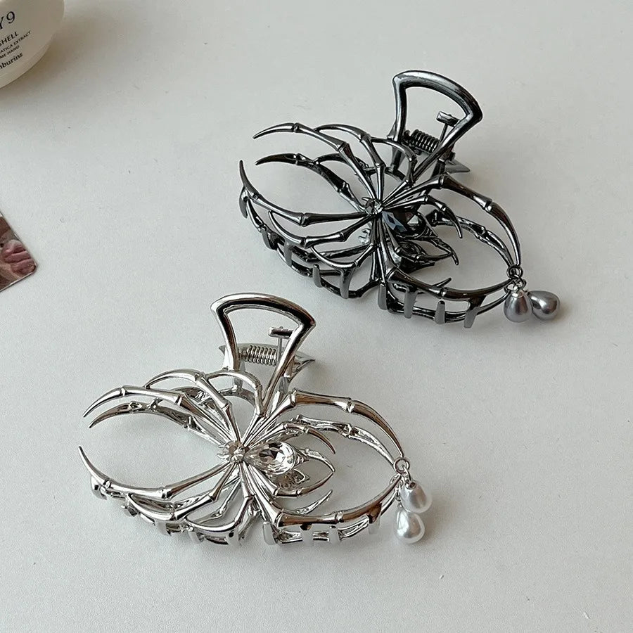Gothic Spider Shaped Hair Claw Clip for Women Hollow Out Metal Imitation Pearl Shark Clips Charms Cool Girls Hair Accessories M